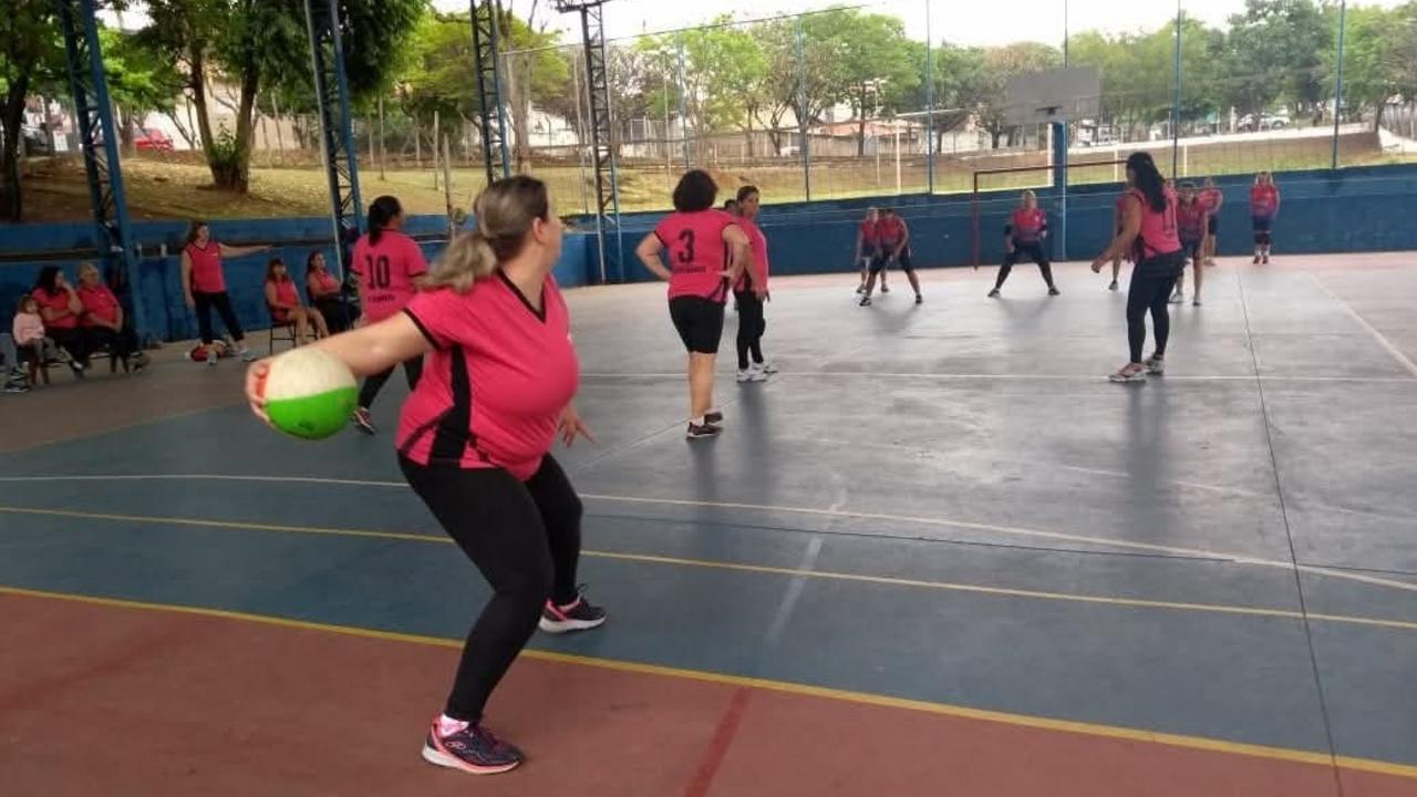 Voleibol adaptado com mulheres em atividade esportiva