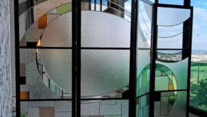 Arte do vitral ganha novos olhares em exposição gratuita no Galleria Shopping