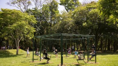 carteiras escolares transformadas em balanços dispostas em círculo para crianças e adultos