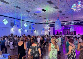 Baile animado e socialização entre pessoas