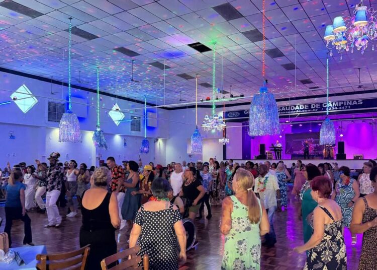 Baile animado e socialização entre pessoas