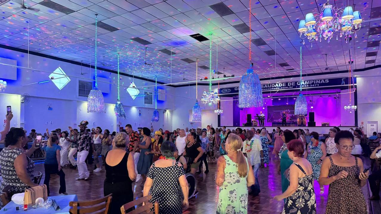 Baile animado e socialização entre pessoas