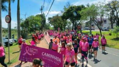 pessoas participando da caminhada do Outubro Rosa no parque Taquaral