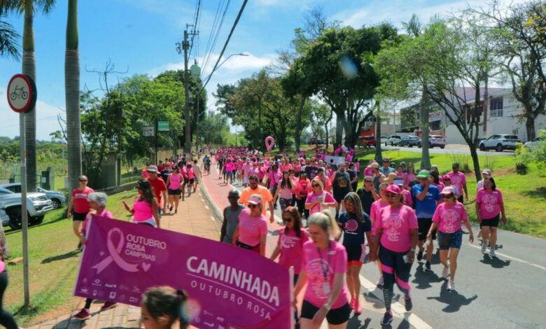 pessoas participando da caminhada do Outubro Rosa no parque Taquaral