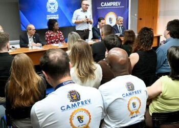 Prefeito Dário Saadi e equipe do Camprev na Sala Azul durante cerimônia
