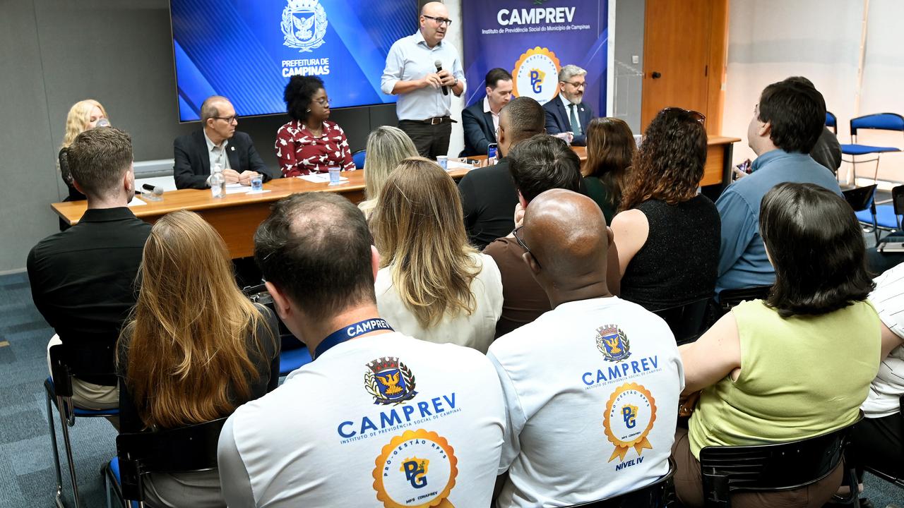 Prefeito Dário Saadi e equipe do Camprev na Sala Azul durante cerimônia