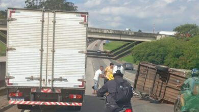 Carretinha tomba na SP-101 e causa lentidão em Hortolândia