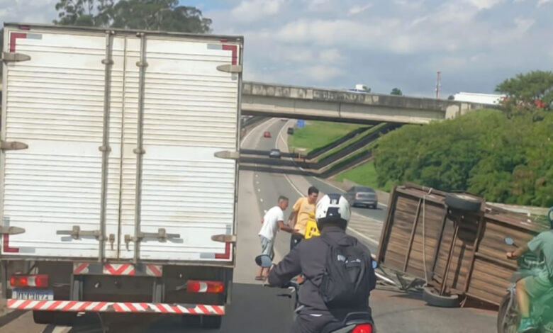 Carretinha tomba na SP-101 e causa lentidão em Hortolândia