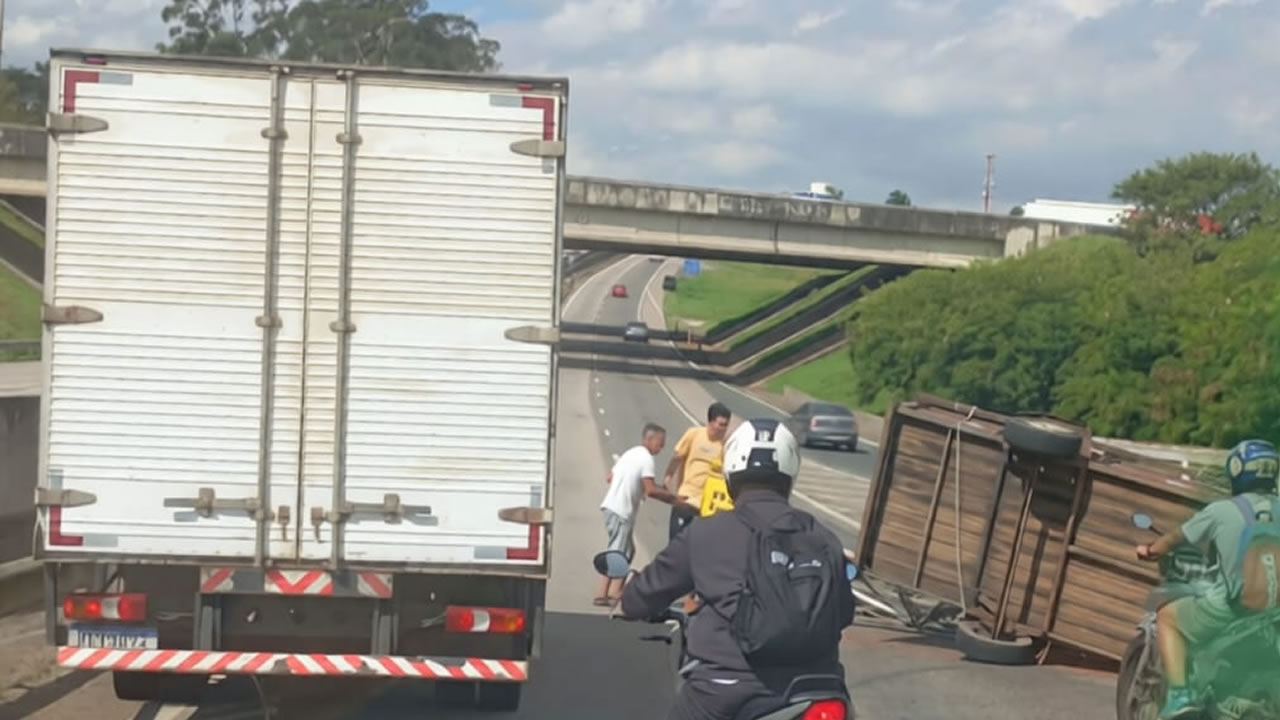 Carretinha tomba na SP-101 e causa lentidão em Hortolândia