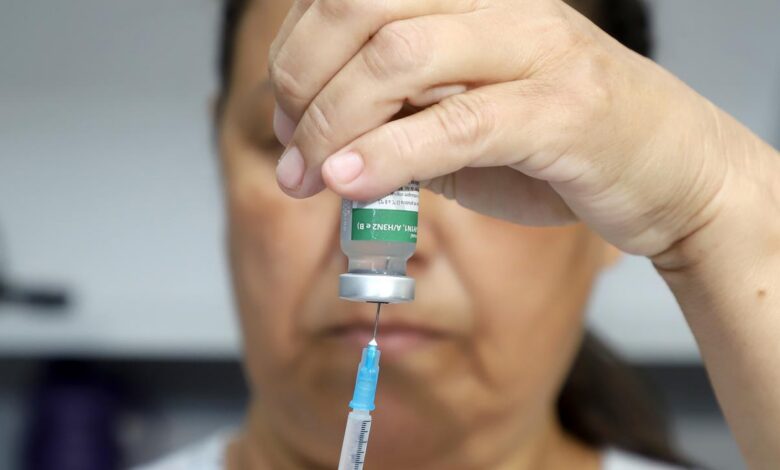 Vacina protegendo contra gripes A H1N1, H3N2 e B