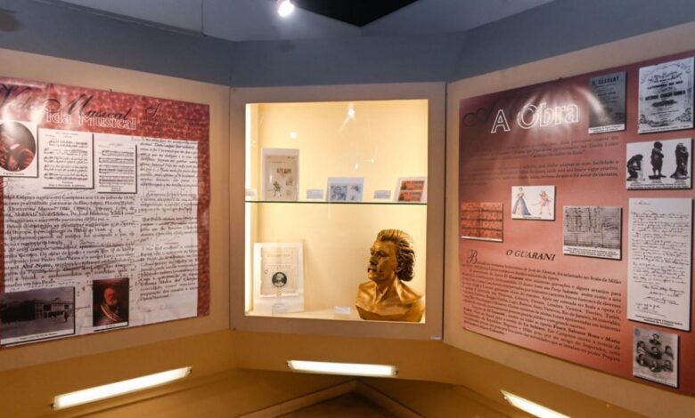 Museu Carlos Gomes com partituras e objetos históricos