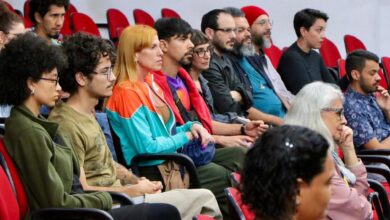 Espaço cultural para produção audiovisual no Centro de Campinas com cadeiras e tela de cinema