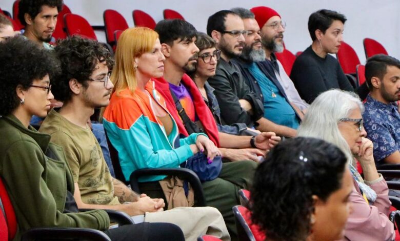 Espaço cultural para produção audiovisual no Centro de Campinas com cadeiras e tela de cinema