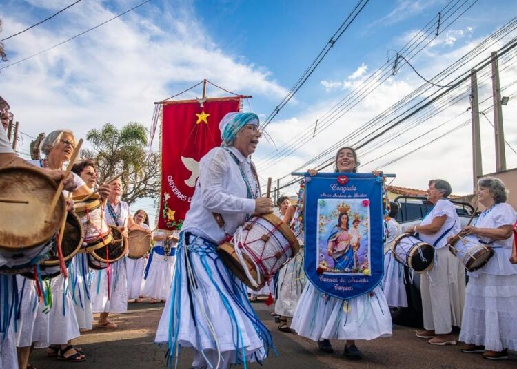 Relação de 12 de outubro com Nossa Senhora Aparecida em festividades de Congadas e Moçambiques