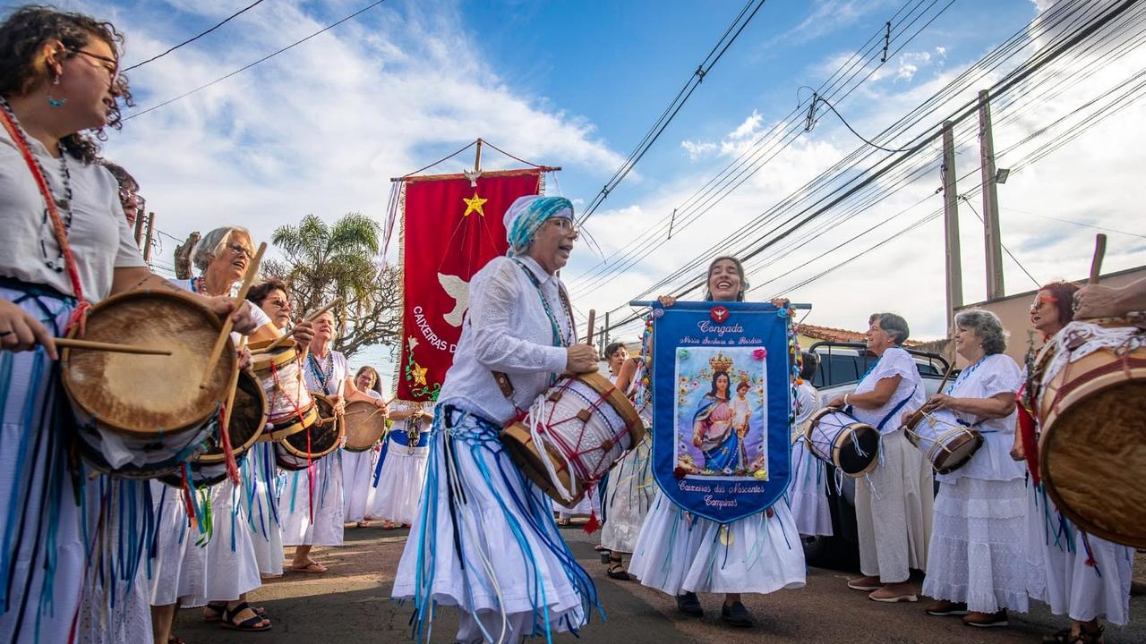 Relação de 12 de outubro com Nossa Senhora Aparecida em festividades de Congadas e Moçambiques