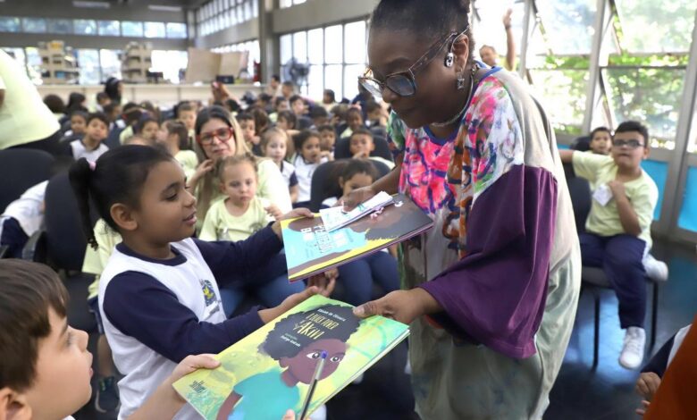 Kiusam de Oliveira em atividade na Biblioteca Central de Campinas