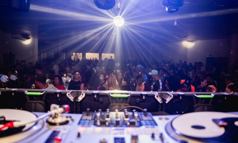clima das danceterias com black music e encontros entre amigos