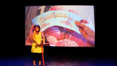Apresentação teatral que destaca integração com a natureza e espaço urbano por meio de imaginação e poesia