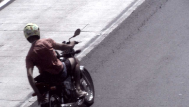 Motociclista trafegando acima de 100 km/h na avenida John Boyd Dunlop