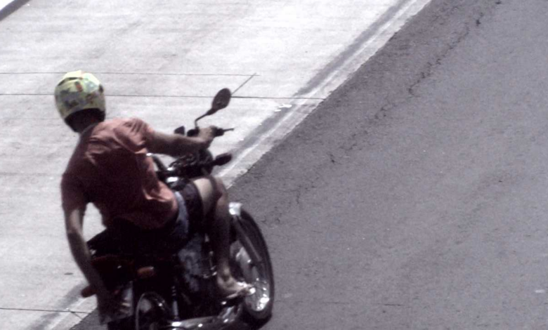 Motociclista trafegando acima de 100 km/h na avenida John Boyd Dunlop