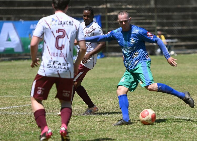 População acompanha jogos de futebol amador em nove praças esportivas