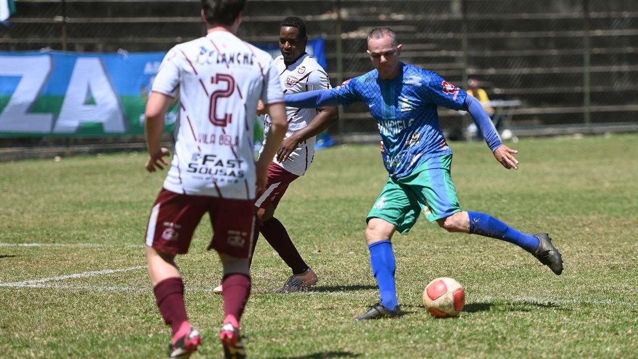 População acompanha jogos de futebol amador em nove praças esportivas