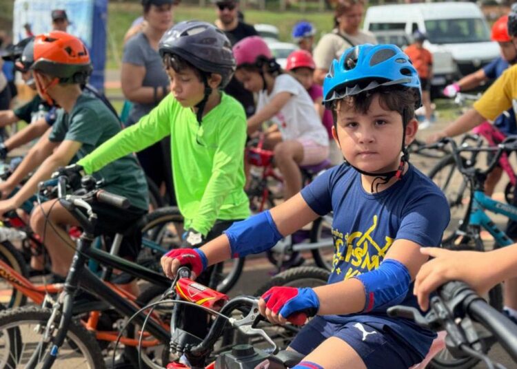 Crianças e adolescentes entre 4 e 12 anos de idade participando do GPzinho de Ciclismo no Espaço Afrânio Ferreira Júnior