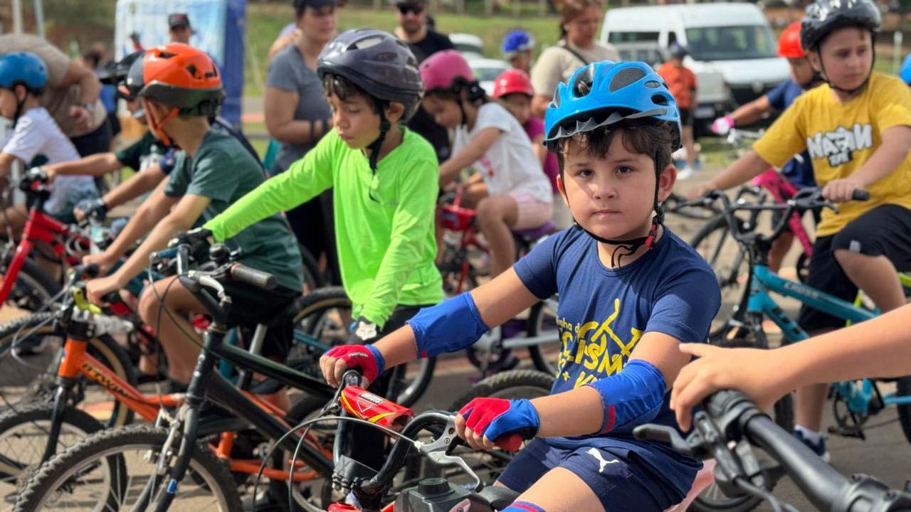 Crianças e adolescentes entre 4 e 12 anos de idade participando do GPzinho de Ciclismo no Espaço Afrânio Ferreira Júnior