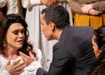 Cena da peça Melodrama da meia-noite com Rita Von Hunty e elenco