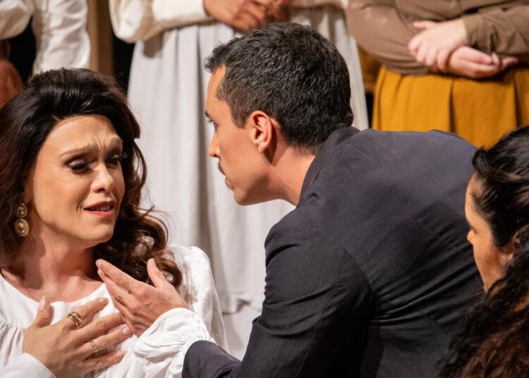 Cena da peça Melodrama da meia-noite com Rita Von Hunty e elenco