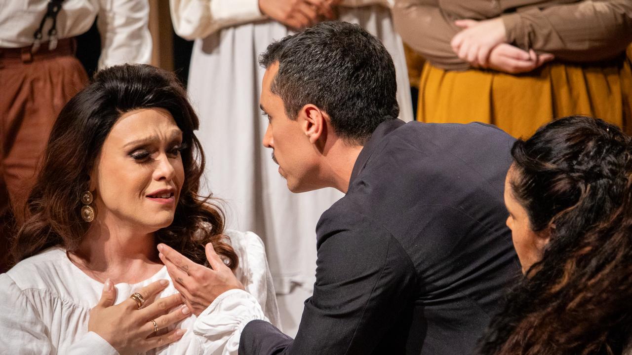 Cena da peça Melodrama da meia-noite com Rita Von Hunty e elenco