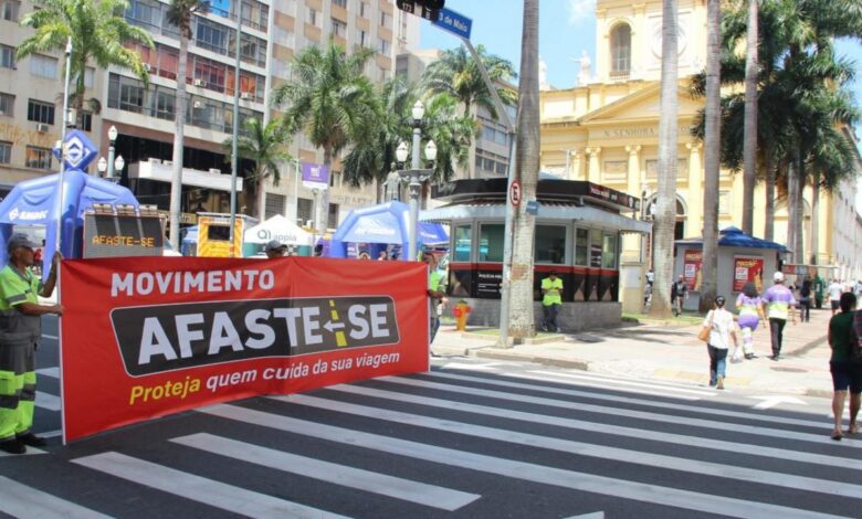 Equipes abordando pedestres e motoristas, distribuindo panfletos educativos sobre o Movimento Afaste-se