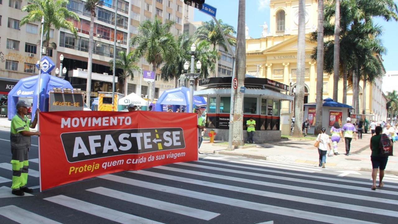 Equipes abordando pedestres e motoristas, distribuindo panfletos educativos sobre o Movimento Afaste-se