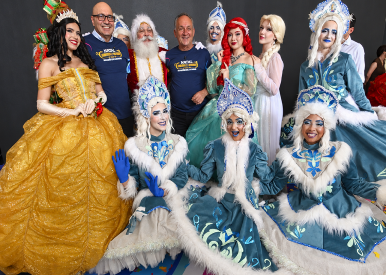 Prefeito Dário Saadi e presidente da Câmara Luiz Rossini com elenco do show natalino itinerante