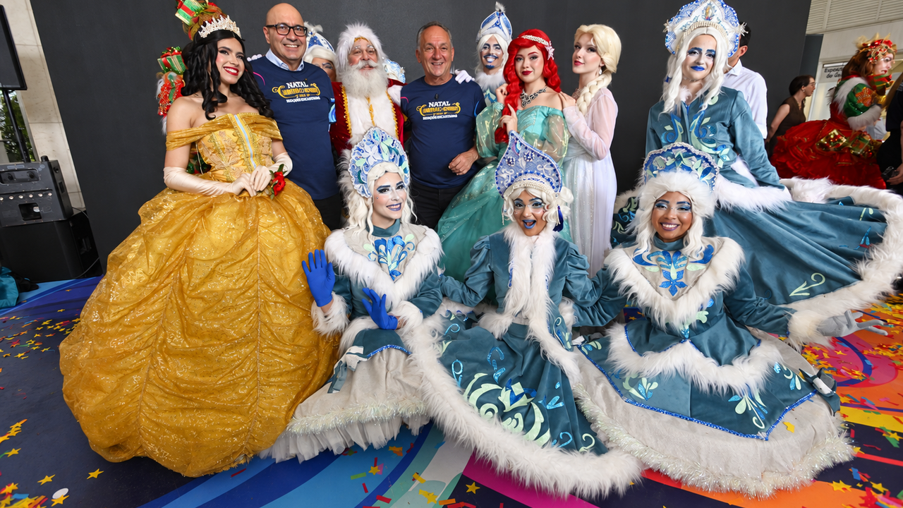 Prefeito Dário Saadi e presidente da Câmara Luiz Rossini com elenco do show natalino itinerante