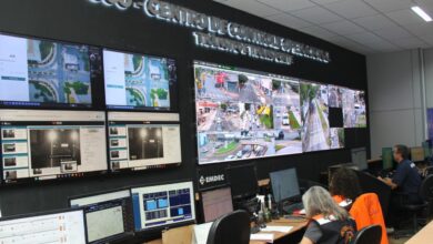 Centro de controle com câmeras para monitoramento durante chuvas intensas