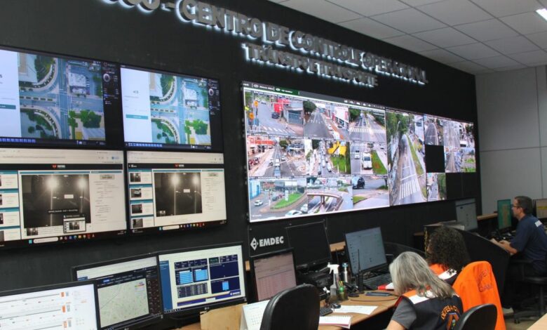 Centro de controle com câmeras para monitoramento durante chuvas intensas