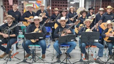 Orquestra com cantores e instrumentistas experientes em apresentação