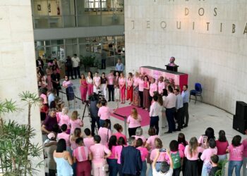 Solenidade de abertura do Outubro Rosa com autoridades e parceiros no Paço Municipal