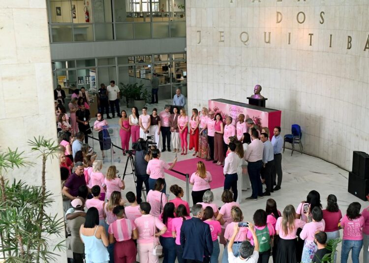 Solenidade de abertura do Outubro Rosa com autoridades e parceiros no Paço Municipal