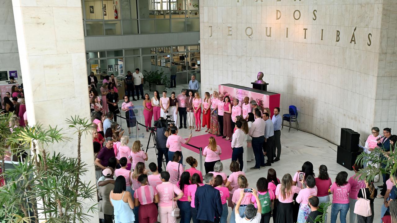 Solenidade de abertura do Outubro Rosa com autoridades e parceiros no Paço Municipal