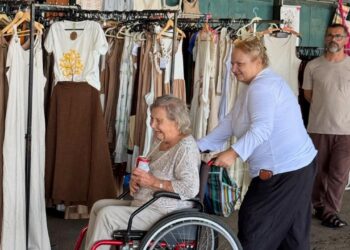 Programação de primavera no Mercado de Flores com visitantes e sacolas promocionais