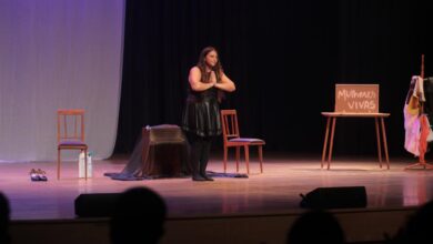 Montagem combina teatro e música para abordar as contradições do amor, a resistência feminina e a importância de permanecer sensível diante das adversidades