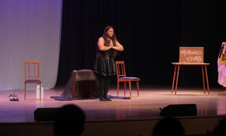 Montagem combina teatro e música para abordar as contradições do amor, a resistência feminina e a importância de permanecer sensível diante das adversidades