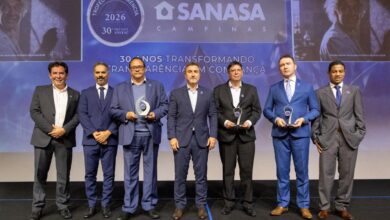 Presidente da Sanasa Manuelito Magalhães Júnior com o troféu de transparência financeira