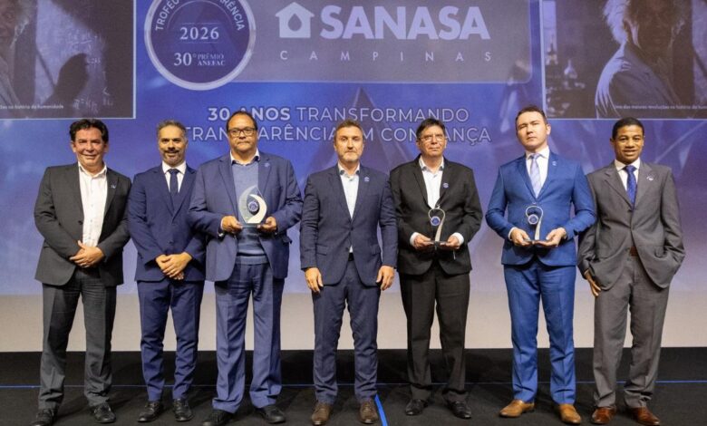 Presidente da Sanasa Manuelito Magalhães Júnior com o troféu de transparência financeira