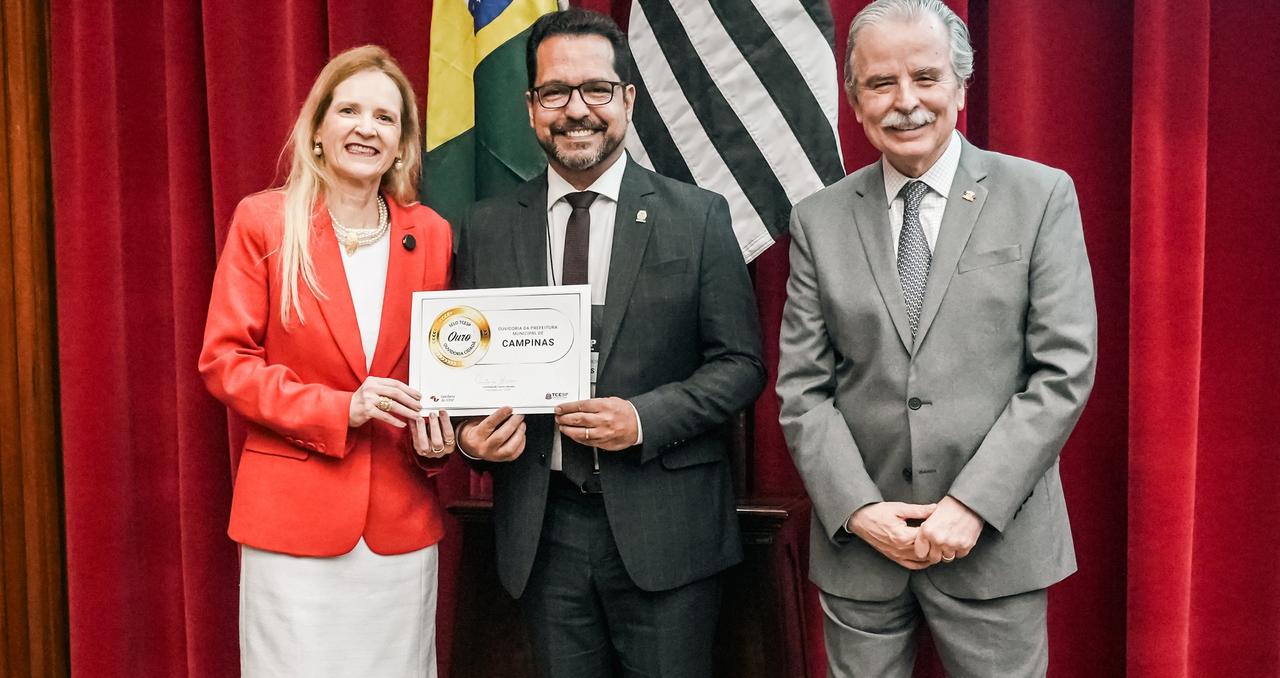 Marcelo Gonçalves de Souza com a presidente do TCESP, Cristiana de Castro Moraes, e o conselheiro Renato Martins Costa