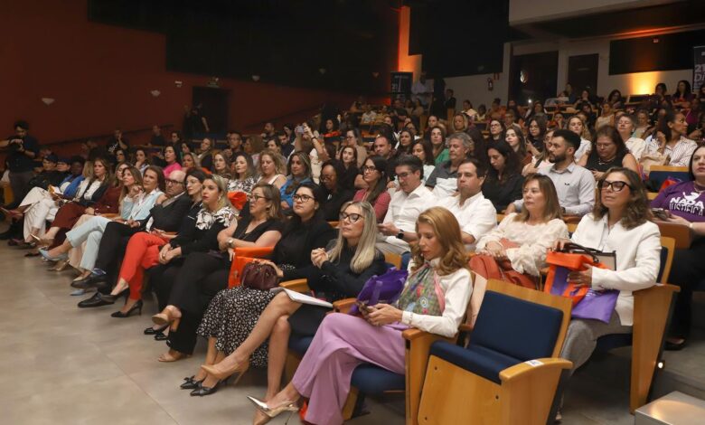 seminários, rodas de conversa e stand up com humorista em evento sobre menopausa