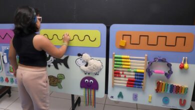 Sala sensorial para crianças e jovens neurodivergentes com terapeutas e psicólogos