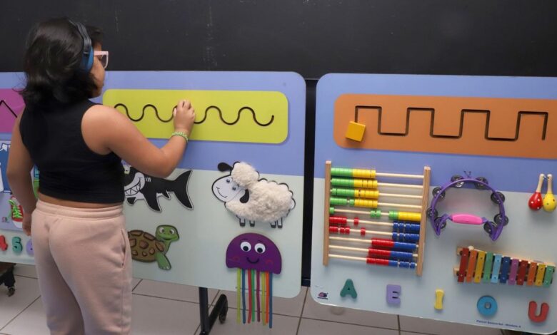 Sala sensorial para crianças e jovens neurodivergentes com terapeutas e psicólogos